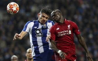 epaselect epa07512912 FC Porto's Soares (L) in action against Liverpool's Saio Mane during their UEFA Champions League quarter final, second leg, soccer match between FC Porto and Liverpool FC at Dragao stadium in Porto, Portugal, 17 April 2019.  EPA/JOSE COELHO