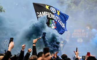 MILAN, ITALY - APRIL 28: Inter fans are waiting for the bus to arrive to celebrate the Scudetto victory before the Serie A TIM match between FC Internazionale and Torino FC at Stadio Giuseppe Meazza on April 28, 2024 in Milan, Italy. (Photo by Image Photo Agency/Getty Images)