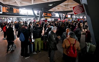Viaggiatori in attesa alla stazione Centrale di Napoli dove a causa del deragliamento di un  vagone merci tra Firenze e Bologna si sono accumulati notevoli ritardi sulle partenze, 20 aprile 2023
ANSA / CIRO FUSCO