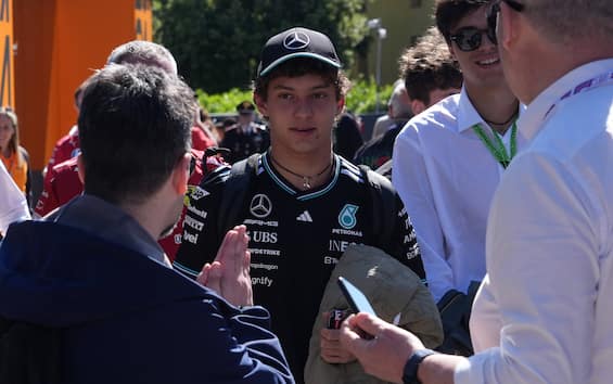 https://static.sky.it/editorialimages/81439f48244415cb2fe83c6cf93cf770e1a3e29c/skysport/it/motori/formula-1/video/2025/05/18/f1-gp-imola-capelli-antonelli-commento-video/antonelli-ipa_imola.jpg?im=Resize,width=565