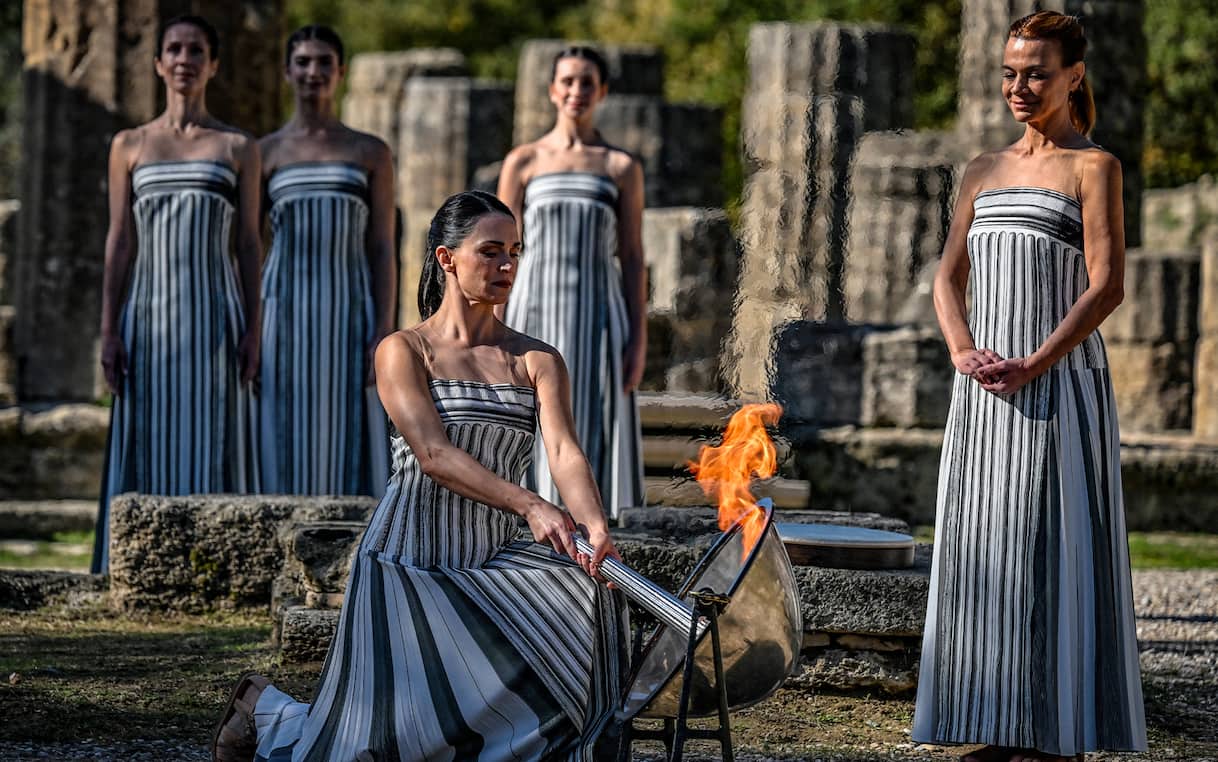 https://static.sky.it/editorialimages/814ac88aa3119a4b37472ac9b9a50471ddcdb5ed/skysport/it/olimpiadi/2025/11/26/olimpiadi-fiamma-olimpica-storia-curiosita/fuoco_olimpia_orizzontale.jpg?im=Resize,width=1218