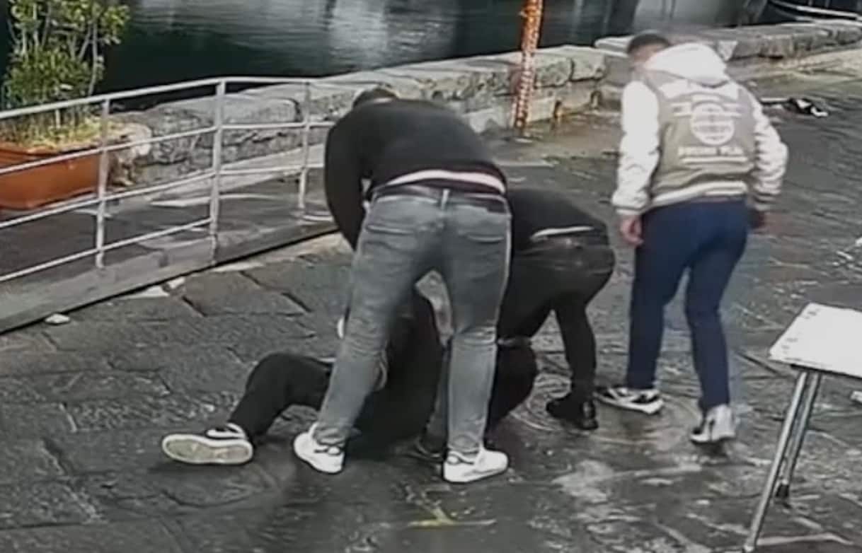 Ischia, uomo affetto da sordomutismo picchiato per aver difeso un giovane dal branco
