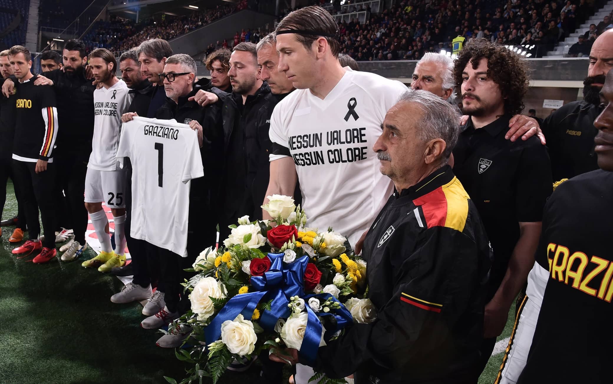 Il Lecce con la maglia utilizzata contro l'Atalanta in segno di protesta