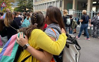 Due alunne fuori da una scuola