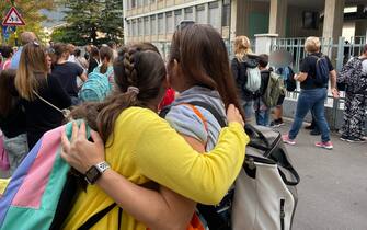 Alunni si preparano ad entrare in classe durante il primo giorno di scuola  senza mascherina in Alto Adige, Bolzano, 5 settembre 2022. ANSA