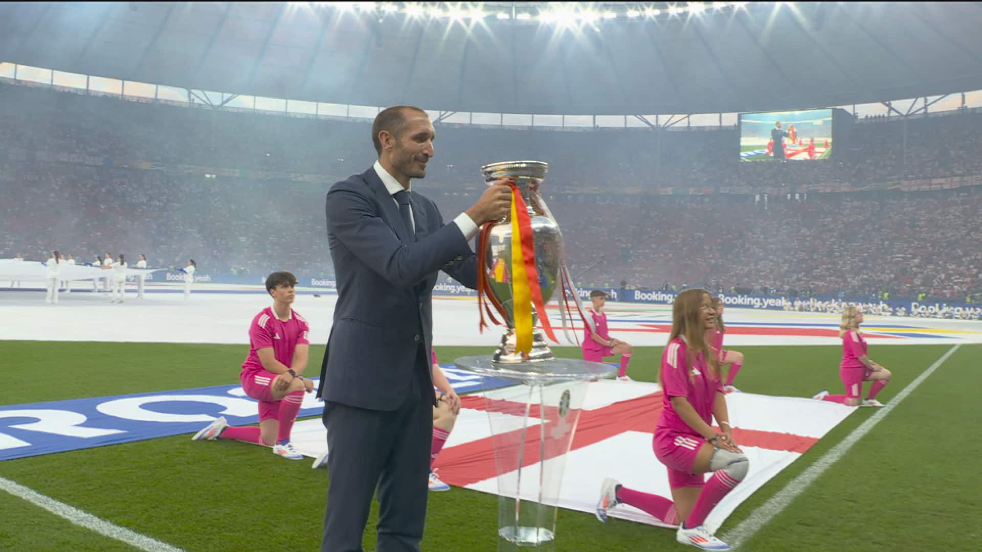 Giorgio Chiellini porta la coppa in campo