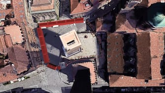 Un'immagine, diffusa dall'ufficio stampa del Comune di Bologna il 29 novembre 2023, relativa ai cantieri per realizzare la struttura di contenimento della Torre Garisenda di Bologna, prima fase di messa in sicurezza. L'investimento complessivo per questa prima parte, tra gennaio e febbraio, supera i 4,3 milioni di euro ed è stato approvato dal consiglio comunale. Due sono le imprese coinvolte: la Modena Ingegneria srl, che si occuperà del cantiere, e la Fagioli Spa di Reggio Emilia che realizzerà la cintura contenitiva della Garisenda tramite container. Struttura che proteggerà gli edifici circostanti da eventuali crolli.
ANSA/ UFFICIO STAMPA/ COMUNE DI BOLOGNA
+++ ANSA PROVIDES ACCESS TO THIS HANDOUT PHOTO TO BE USED SOLELY TO ILLUSTRATE NEWS REPORTING OR COMMENTARY ON THE FACTS OR EVENTS DEPICTED IN THIS IMAGE; NO ARCHIVING; NO LICENSING +++ NPK +++