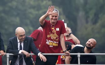 ROME, ITALY, MAY 26:
Roma football teamÃ¢s head coach Jose Mourinho waves to fans aboard a double-decker open bus to celebrate the victory of the UEFA Conference League the day after the final match won against Feyenoord, in Rome, Italy, on May 26, 2022. Roma defeated Feyenoord 1-0 in Tirana, Albania, on May 25. (Photo by Riccardo De Luca/Anadolu Agency via Getty Images)