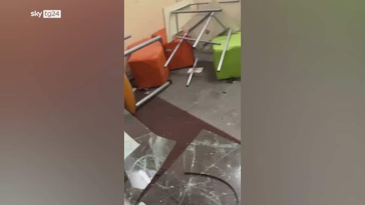 Genova, raid al liceo occupato: aule devastate e svastiche Genova, raid al liceo occupato: aule devastate e svastiche