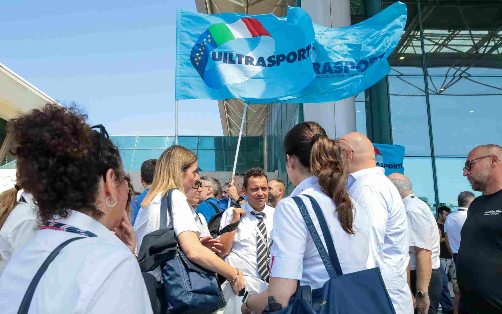 Lavoratori handling partecipano a un presidio organizzato da Filt-Cgil, Fit-Cisl, Uiltrasporti e Ugl Ta, all'aeroporto 'Leonardo Da Vinci' a Fiumicino, 15 luglio 2023. ANSA/ TELENEWS