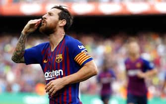 epa06992887 FC Barcelona's Lionel Messi celebrates after scoring the 1-1 equalizer during the Spanish La Liga soccer match between FC Barcelona and SD Huesca at Camp Nou in Barcelona, Spain, 02 September 2018.  EPA/TONI ALBIR