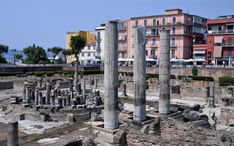 Il tempio di Serapide a Pozzuoli in alcuni anni , a causa del bradisismo, sceso sotto il livello del mare e ora completamente riemerso,  27 settembre 2023. /// The temple of Serapis in Pozzuoli in some years, due to bradyseism, fell below sea level and has now completely resurfaced, 27 September 2023. A 4.2-magnitude earthquake hit the Campi Flegrei (Phlegraean Fields) area near to Naples at 3:35 on Wednesday. Mauro Antonio Di Vito, the director of the Vesuvius Observatory of the National Institute of Geophysics and Volcanology (INGV), told ANSA that it was the biggest quake to hit the area in 40 years. ANSA/CIRO FUSCO