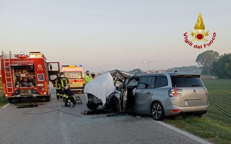 Due giovani sono morti e uno rimasto gravemente ferito in uno scontro frontale tra due auto a Jesolo, 09 luglio 2023. L'incidente è avvenuto all'alba di oggi nella località balneare veneziana. Sul posto sono intervenuti i vigili del fuoco che hanno messo in sicurezza i mezzi ed estratto da una Citroen Picasso il conducente, che è stato stabilizzato dai sanitari e trasferito in elicottero in ospedale.
ANSA/VIGILI DEL FUOCO
+++ ANSA PROVIDES ACCESS TO THIS HANDOUT PHOTO TO BE USED SOLELY TO ILLUSTRATE NEWS REPORTING OR COMMENTARY ON THE FACTS OR EVENTS DEPICTED IN THIS IMAGE; NO ARCHIVING; NO LICENSING +++ NPK +++