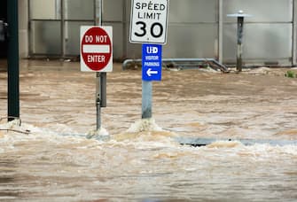 epa11467488 Signs on a street flooded by heavy rain from Hurricane Beryl in Houston, Texas, USA, 08 July 2024. The storm, which already caused widespread damage last week in the Caribbean, was downgraded to a tropical storm as it passed over the Gulf of Mexico before regaining strength into a hurricane.  EPA/CARLOS RAMIREZ