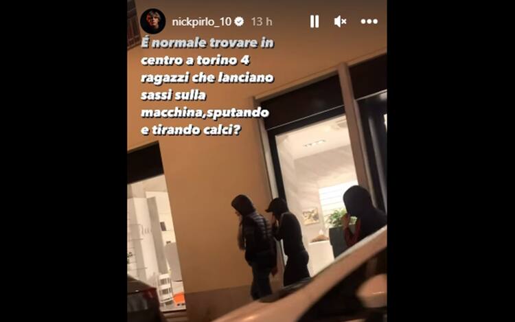 Alcuni ragazzi incappucciati ripresi nel video di Nicolò Pirlo