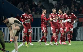epa11111667 Players of Brest celebrate after scoring the 2-2 equalizer during the French Ligue 1 soccer match between Paris Saint-Germain and Stade Brest in Paris, France, 28 January 2024.  EPA/CHRISTOPHE PETIT TESSON