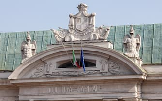 Torino, Bandiere a mezz'asta sulla facciata della Biblioteca Nazionale, per il lutto cittadino proclamato dal sindaco in seguito alla morte di un torinese durante l'Attentato al Museo del Bardo di Tunisi.