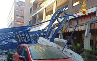 crollo gru torino schiaccia auto in sosta