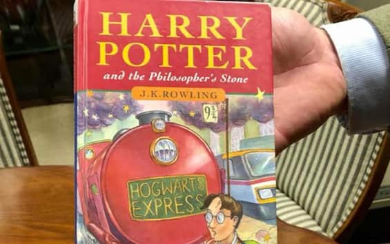 Harry Potter, la copertina del primo romanzo venduta all'asta a un