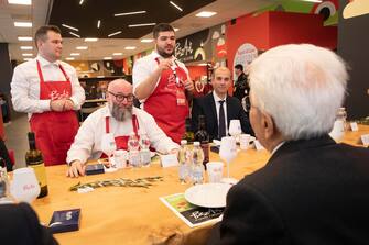 Il Presidente della Repubblica Sergio Mattarella a Monza al nuovo ristorante  PizzAut , in occasione della Giornata mondiale per la consapevolezza sull autismo, 02 aprile 2023.
ANSA/ UFFICIO STAMPA QUIRINALE/ FRANCESCO AMMENDOLA
+++ ANSA PROVIDES ACCESS TO THIS HANDOUT PHOTO TO BE USED SOLELY TO ILLUSTRATE NEWS REPORTING OR COMMENTARY ON THE FACTS OR EVENTS DEPICTED IN THIS IMAGE; NO ARCHIVING; NO LICENSING +++ NPK +++