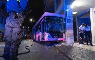 Nuovo incidente per un bus di linea a Mestre, in Via Carducci, l'autobus, un mezzo elettrico ha urtato un pilastro di un'abitazione dopo che il conducente ha perso il controllo del mezzo e ha attraversato la carreggiata, 14 ottobre 2023. Nell'incidente l'autista è rimasto ferito, mentre quattordici passeggeri avrebbero riportato contusioni lievi. 
ANSA/STRINGER