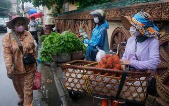 Donne cambogiane vendono frutta e verdura