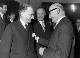 Alcide De Gasperi, Konrad Adenauer et Robert Schuman Ã  Strasbourg, en 1951. (Photo by Keystone-France/Gamma-Rapho via Getty Images)