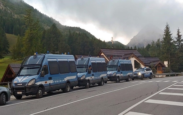 In corso lo sgombero dell'ex dogana di Claviere, in Alta Val di Susa. L'edificio era stato occupato abusivamente lo scorso 31 luglio da un gruppo di anarchici italo-francesi per dare assistenza ai migranti che tentano di passare il confine tra Italia e Francia, Torino, 5 agosto 2021. ANSA/US QUESTURA TORINO