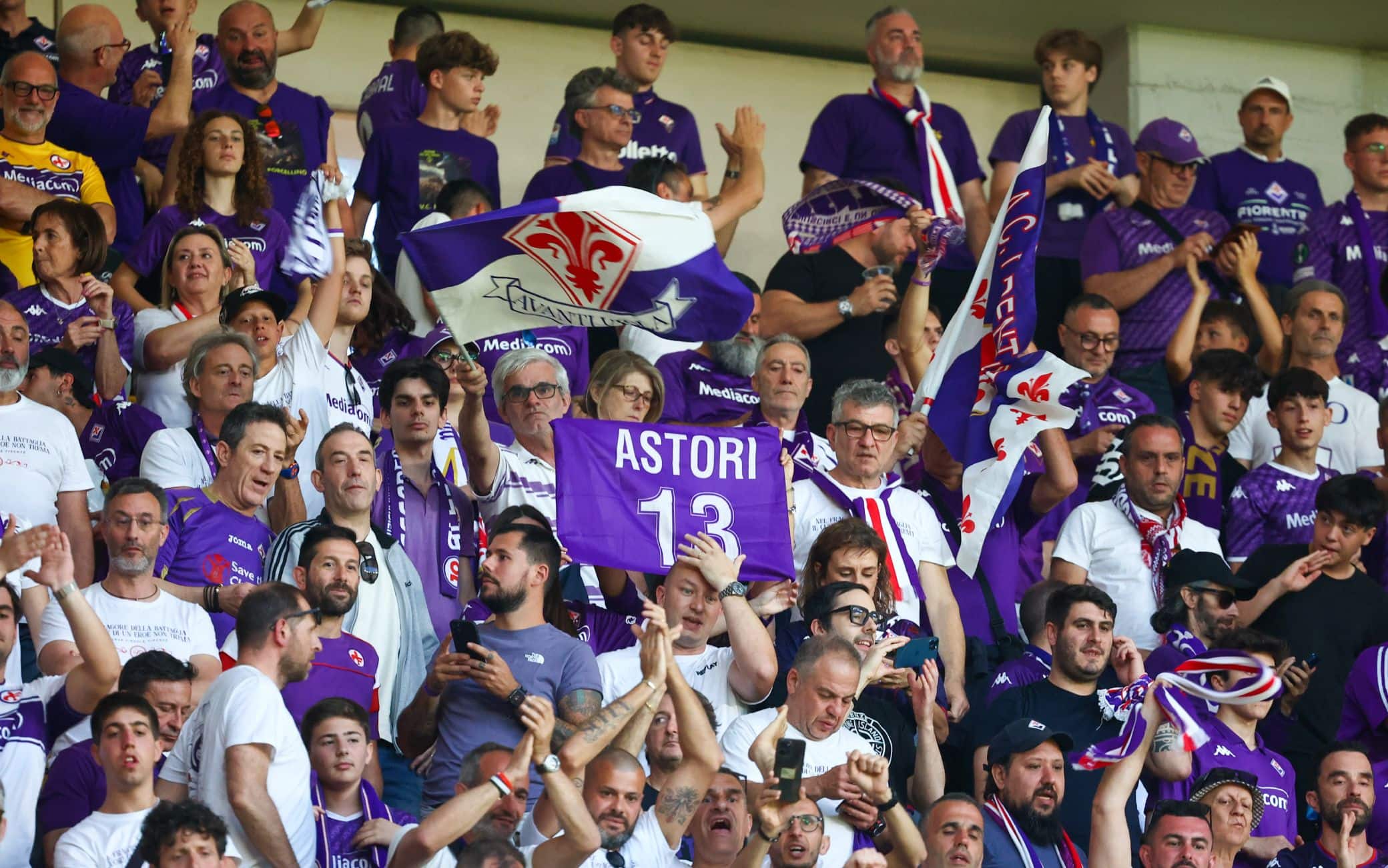 Non poteva mancare la maglia numero 13 e il ricordo di Davide Astori: le foto dei tifosi viola ad Atene.