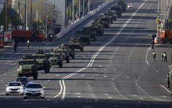 epa10616538 Russian military vehicles drive in downtown of Moscow, Russia, 09 May 2023, before the military parade which will take place on the Red Square to commemorate the victory of the Soviet Union's Red Army over Nazi-Germany in WWII.  EPA/SERGEI ILNITSKY