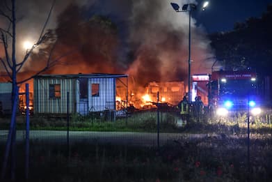 Milano, incendio vicino Gratosoglio: alta colonna di fumo. VIDEO