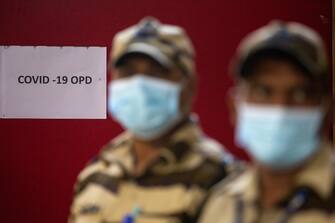 epa10379085 Indian security personnel wearing face mask stand guard during a mock drill for Covid-19 preparedness at the JJ hospital in Mumbai, India, 27 December 2022. Nationwide mock drills are conducted across various covid hospitals in the country to check preparedness of the hospitals, to make sure the people will get proper treatment.  EPA/DIVYAKANT SOLANKI