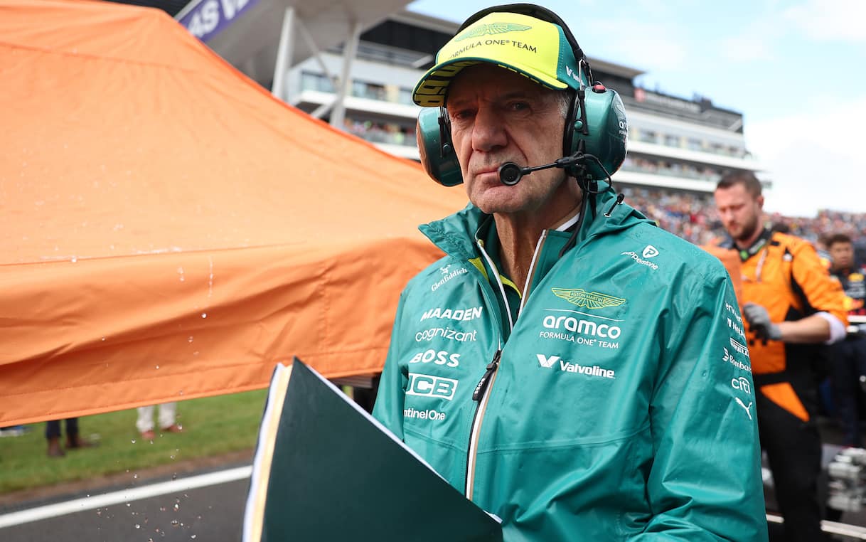 https://static.sky.it/editorialimages/829a10cf247d149eb1f9407c295172b5431d189a/skysport/it/motori/formula-1/2025/11/26/adrian-newey-nuovo-team-principal-aston-martin/adrian_newey_getty.jpg?im=Resize,width=1218