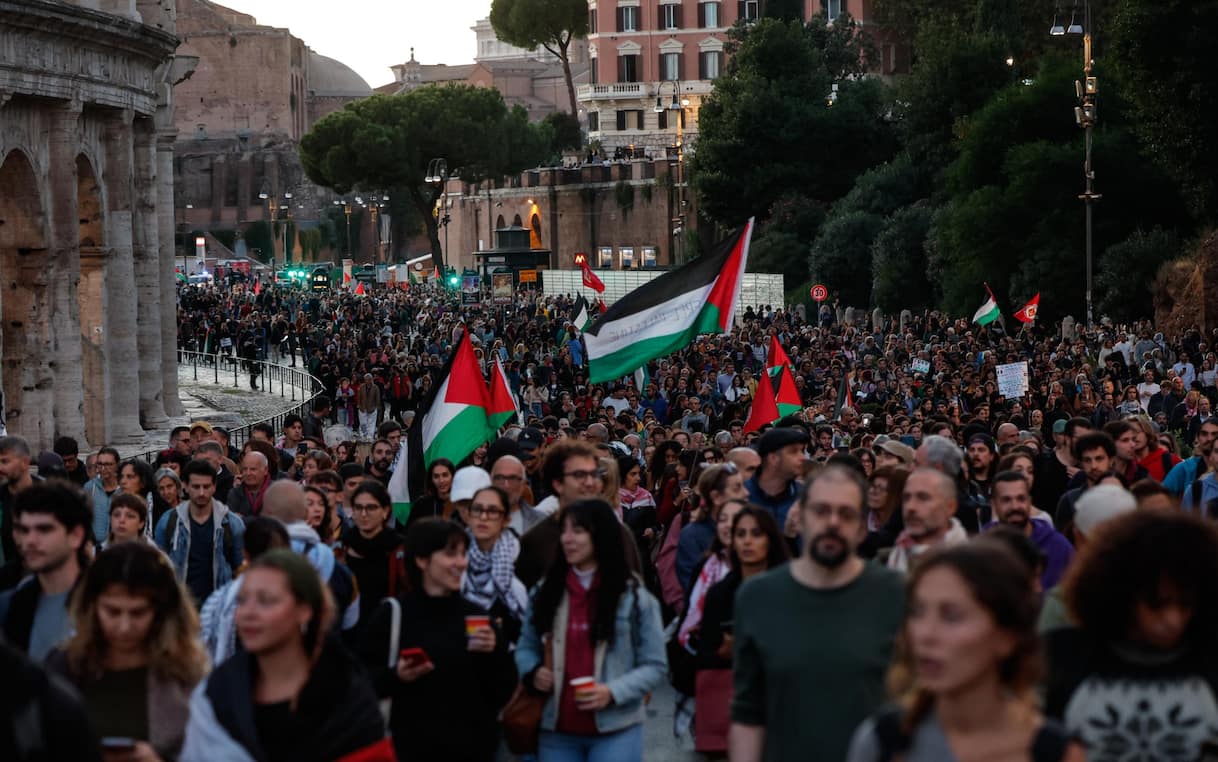 freedom flotilla abbordata da israele da roma a milano nuove manifestazioni in italia