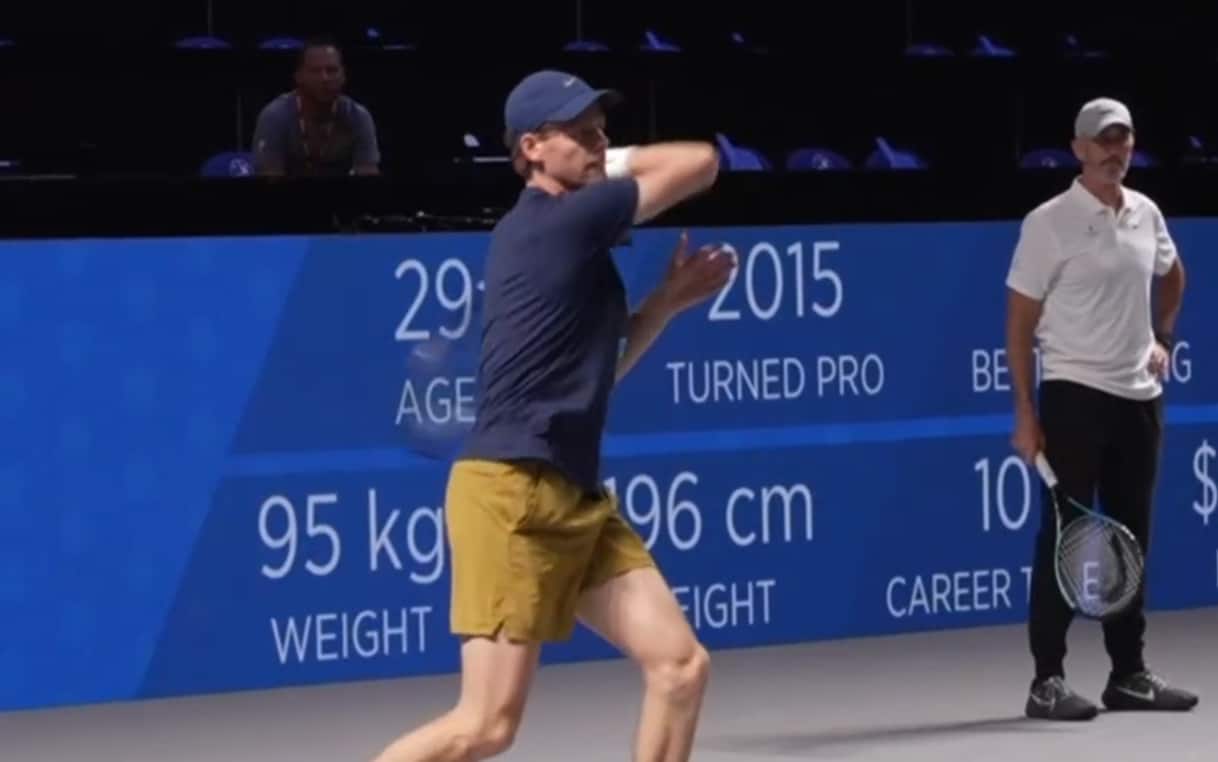 https://static.sky.it/editorialimages/829bccedd0c20b3316b75fc10fef316511684316/skysport/it/tennis/video/2025/10/22/sinner-atp-viena-allenamento-video-1045252/screen_sinner_allenamento.jpg?im=Resize,width=1218