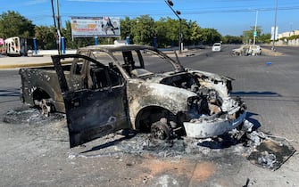 epa10391493 A burnt-out vehicle after clashes between federal forces and armed groups following the capture of Ovidio Guzman, an alleged drug trafficker and the son of 'Chapo' Guzman, in the city of Culiacan, state of Sinaloa, Mexico, 05 January 2023.  In the midst of strong security Guzman was transferred to the same prison where his father had previously escaped. As part of a security strategy and in order to not make the information public, the Mexican authorities first sent a convoy of eight vehicles that left around 5:30 p.m. (23:30 GMT) from the Specialized Prosecutor for Organized Crime (Femdo) building in Mexico City and after 6:00 p.m. (00:15 GMT) a helicopter departed from the same place.  EPA/Juan Carlos Cruz