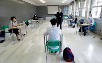 Uno studente durante la prova orale all'esame di maturita' al liceo scientifico statale Volta durante l'emergenza Coronavirus a Milano, 17 giugno 2020.ANSA/Mourad Balti Touati