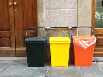 Cassonetti della raccolta dei rifiuti porta a porta ad Aosta, 23 ottobre 2012. Nel 2011 in Valle d'Aosta la quantità di rifiuti di imballaggio (acciaio, alluminio, carta, legno, plastica, vetro) conferiti al sistema Conai è aumentata del 3% rispetto al 2010, passando da 16.625 a 17.115 tonnellate. Ogni cittadino ha raccolto quindi circa 134,70 chilogrammi di imballaggi e i corrispettivi riconosciuti dal sistema consortile per i quantitativi raccolti sono stati di 570.799 euro.
ANSA/ENRICO MARCOZ
