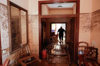 epa11693990 A resident cleans up after the flood and strong rains damaged his home in the municipality of Paiporta, in the province of Valencia, Spain, 31 October 2024.  At least 95 people died in the province of Valencia and neighboring provinces following floods caused by the DANA (high-altitude isolated depression) phenomenon impacting the eastern part of the country.  a resident cleans up after the flood and strong rains damaged his home.  EPA/BIEL ALINO