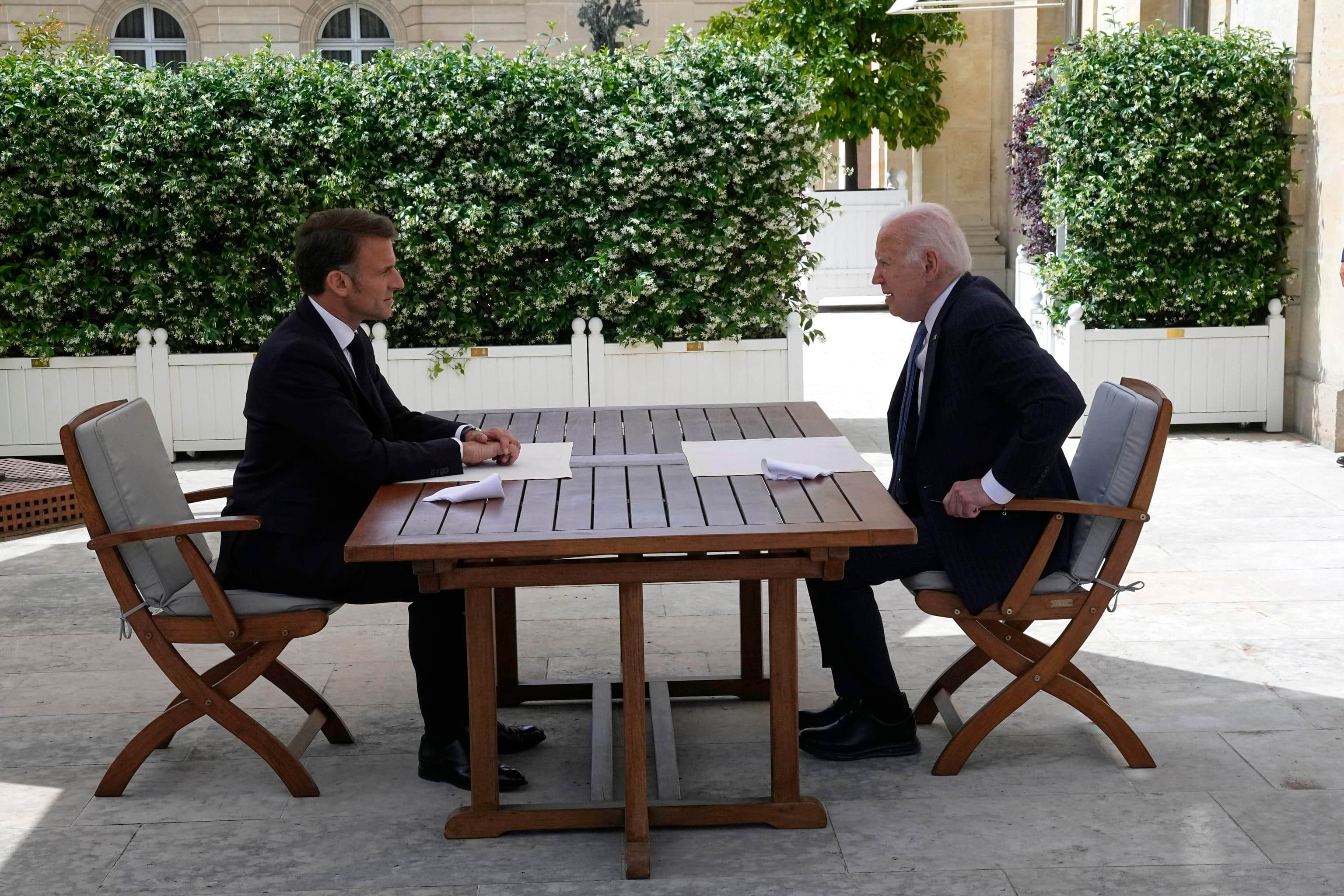 epa11397558 French President Emmanuel Macron (L) talks with US President Joe Biden (R) at the Elysee Palace in Paris, France, 08 June 2024. US President Joe Biden is being feted by French President Emmanuel Macron with a state visit, as the two allies aim to show off their partnership on global security issues and move past trade tensions.  EPA/MICHEL EULER / POOL MAXPPP OUT