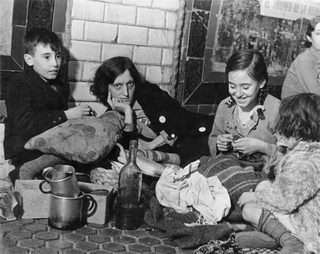 21_Robert_Capa_Civili_si_rifugiano_nella_metropolitana_1936_(1).jpg