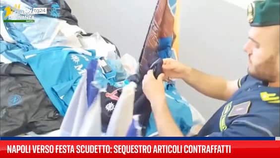 napoli verso festa scudetto sequestro articoli contraffatti