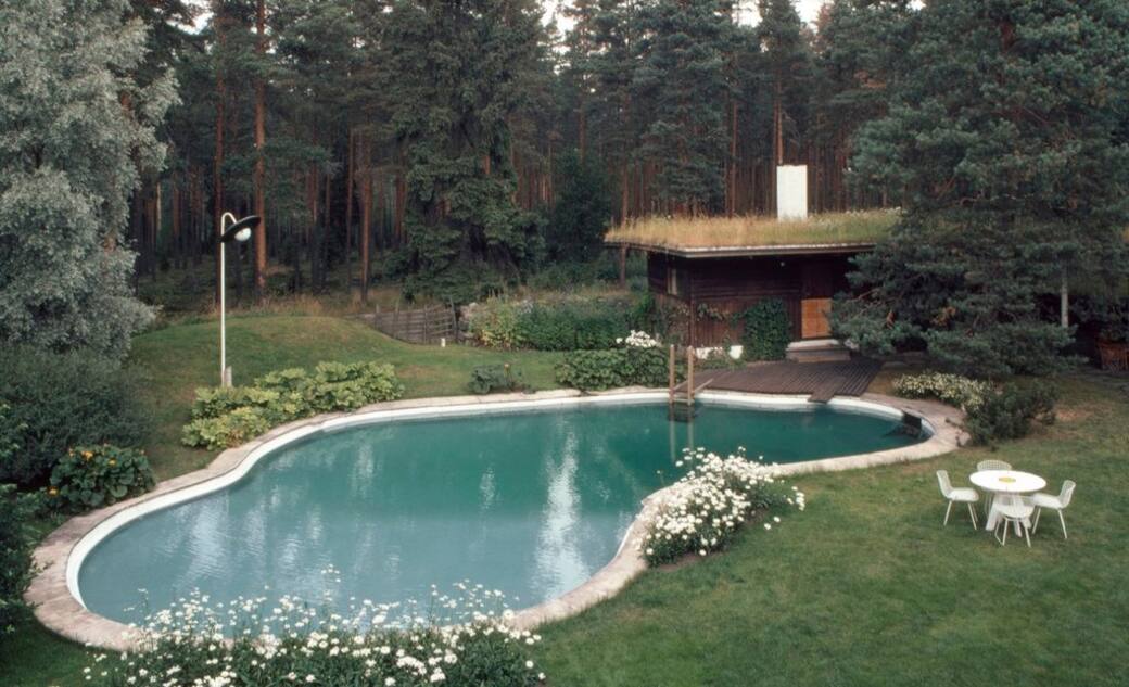 Swimming_pool_of_Villa_Mairea_(1937-39)_Noormarkku_Pori_Finland._Photo_Martti_Kapanen_©_Alvar_Aalto_Foundation..jpg