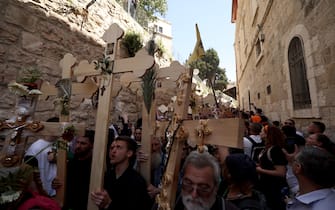 Il Venerdì Santo a Gerusalemme epa12038761 Christian Orthodox pilgrims hold crosses during a Good Friday procession along the Via Dolorosa in Jerusalem's Old City towards the Church of the Holy Sepulchre, 18 April 2025. The pilgrims retraced the route taken by Jesus Christ to his crucifixion through the streets of Jerusalem. EPA/ATEF SAFADI