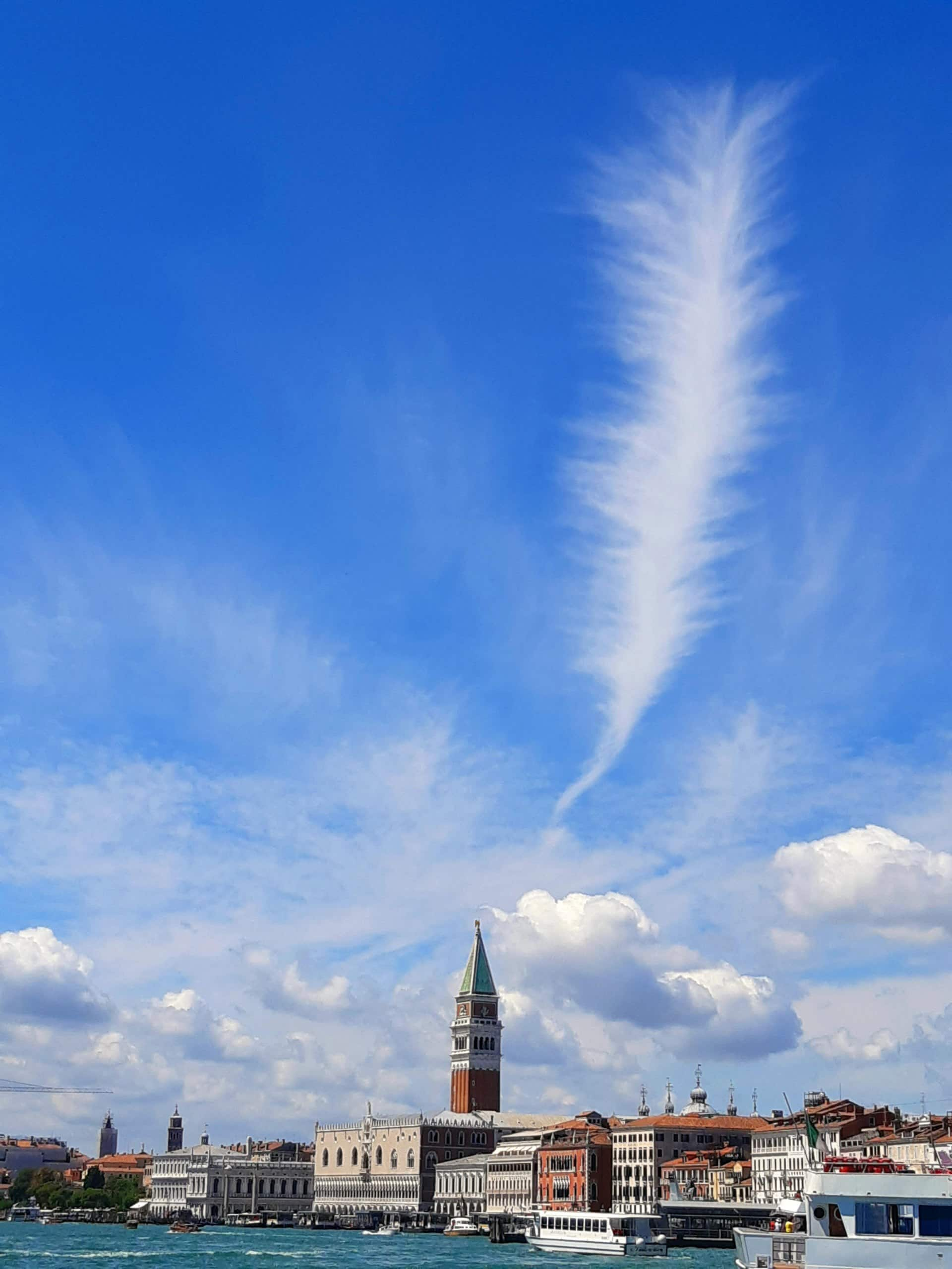 Una nuvola a forma di piuma (Cirrus fibratus) è comparsa sopra piazza San Marco a Venezia