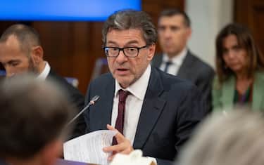 Un momento dell'incontro tra governo e sindacati a Palazzo Chigi per presentare lo schema di Piano strutturale di bilancio (Psb) di medio termine, Roma, 25 settembre 2024. Sono presenti il sottosegretario di Stato alla presidenza del Consiglio, Alfredo Mantovano, il ministro dell'Economia, Giancarlo Giorgetti, e i leader e rappresentanti di Cgil, Maurizio Landini; Cisl, Luigi Sbarra; Uil, Pierpaolo Bombardieri; Ugl, Luigi Ulgiati; Usb, Cristiano Fiorentini; Confsal, Rocco Freda; Cisal, Massimo Blasi; Confintesa, Francesco Prudenzano.
ANSA/ UFFICIO STAMPA PRESIDENZA DEL CONSIGLIO/ FILIPPO ATTILI
+++ ANSA PROVIDES ACCESS TO THIS HANDOUT PHOTO TO BE USED SOLELY TO ILLUSTRATE   NEWS REPORTING OR COMMENTARY ON THE FACTS OR EVENTS DEPICTED IN THIS IMAGE; NO  ARCHIVING; NO LICENSING +++ NPK +++