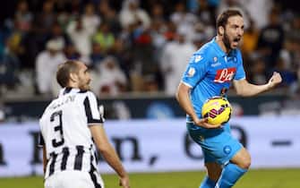 Napoli's Argentinian forward Gonzalo Higuain celebrates after scoring the 1-1 during the Italian Super Cup final soccer match between Juventus FC and SSC Napoli  at the Al Sadd stadium in Doha, Qatar, 22 December 2014.  
ANSA/STR