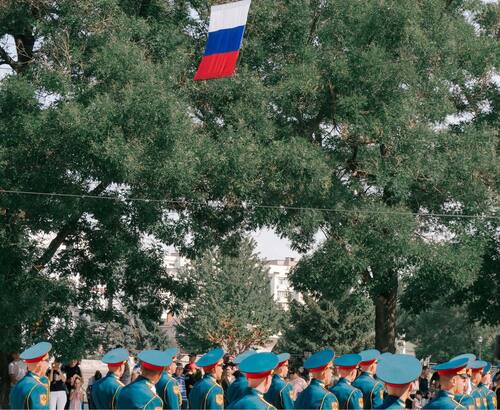 JULIUS NIEWELER Whispers say: “War is Coming” Corre voce che la guerra sia vicina