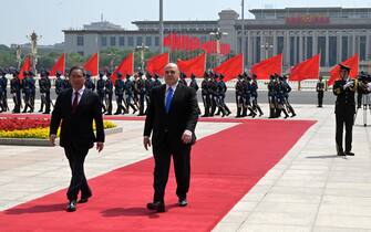epa10649381 Russian Prime Minister Mikhail Mishustin (C) and Chinese State Council Premier Li Qiang (L) attend a welcome ceremony at Tiananmen Square, in Beijing, China, 24 May 2023. The Russian and Chinese governments are coordinating the implementation of the agreements reached during the Chinese president's visit to Moscow in March, Russian Prime Minister Mikhail Mishustin said.  EPA/ALEXANDER ASTAFYEV / SPUTNIK / GOVERNMENT PRESS SERVICE / POOL MANDATORY CREDIT