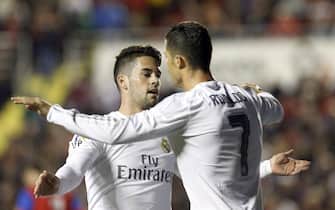 epa05191576 Real Madrid's midfielder Francisco Alarcon 'Isco' (L) celebrates with Portuguese Cristiano Ronaldo (R) after scoring the third goal against UD Levante during the Spanish Liga Primera Division soccer match played at Ciutat de Valencia stadium in Valencia, eastern Spain, 02 March 2016.  EPA/Kai Foersterling